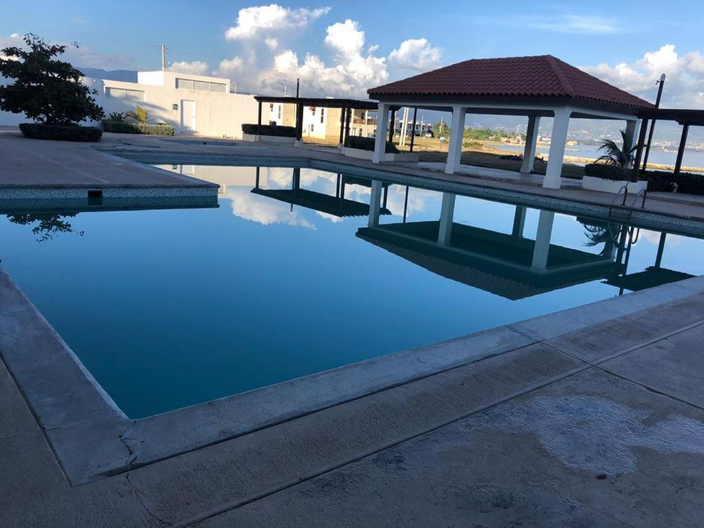 Bayfront Villa & Apartment Portmore Eksteriør bilde
